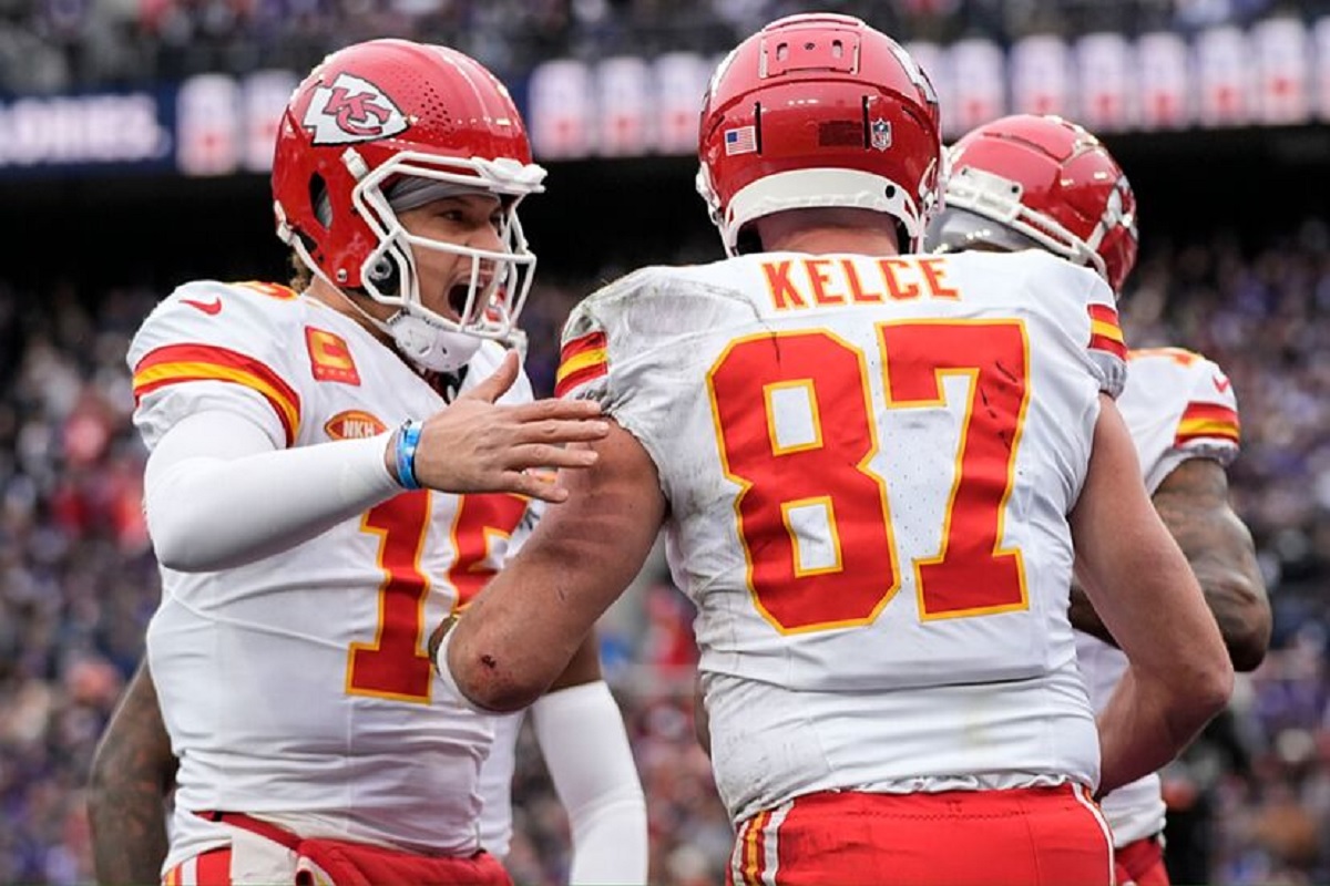 Mahomes' heartfelt reaction to Travis Kelce's contract extension with the Chiefs