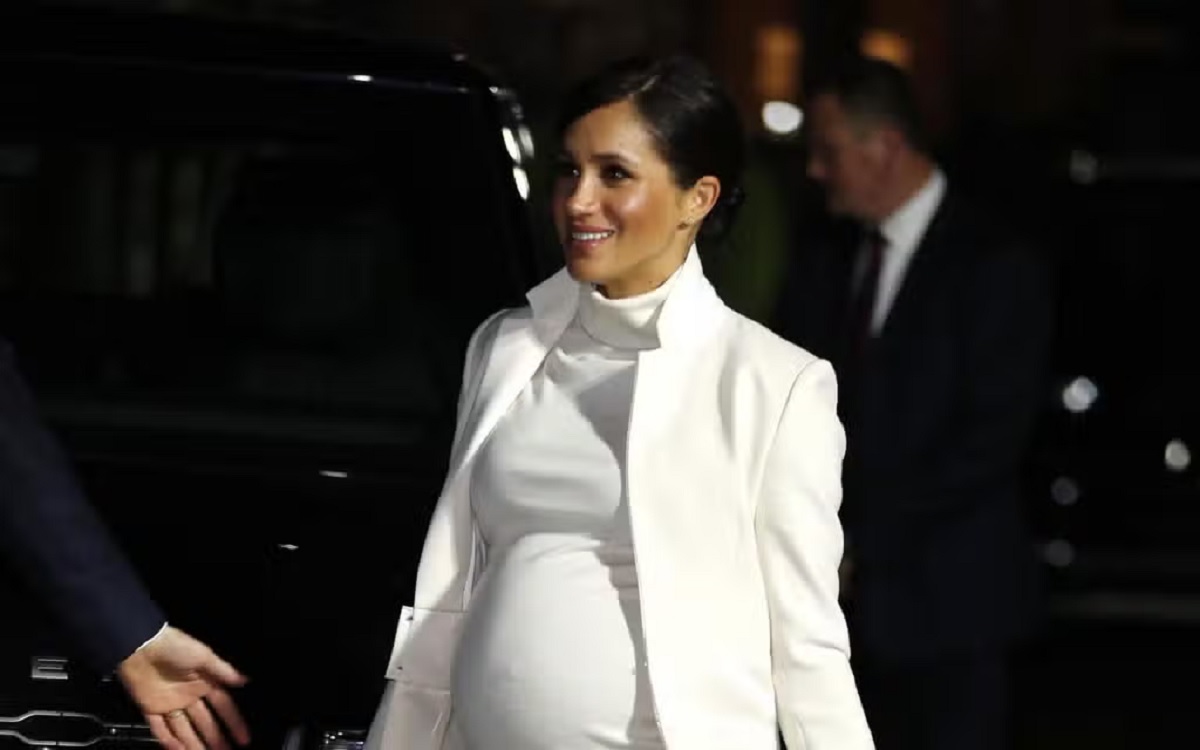 BREAKING NEWS: Prince Harry officially announced that his wife, Meghan Markle, is pregnant with baby number three. Congratulations to the royal family!