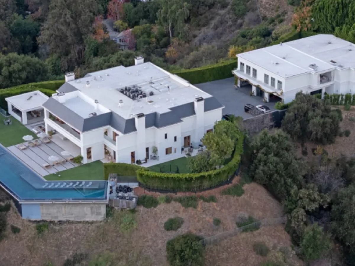 JUST IN : Why Ben Affleck took the last of his belongings from their Beverly Hills mansion before Jen got back home from Europe ...Read More...