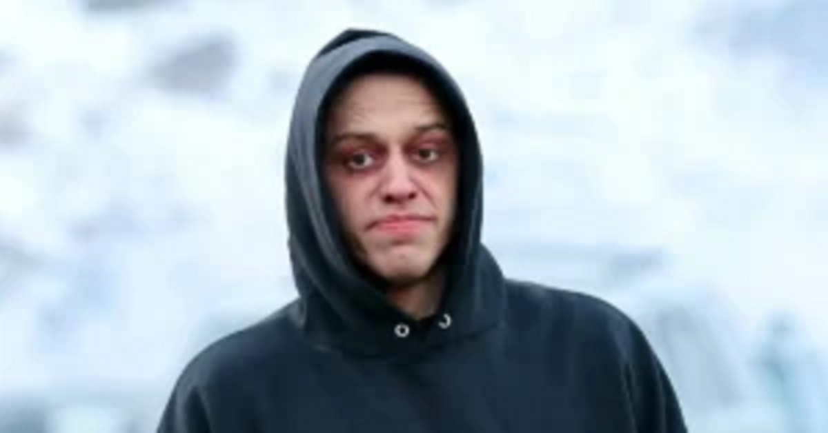 Tragic news: Pete Davidson, 30, known for his controversial image, has faced severe health issues and a recent breakup with Madelyn Cline. With heavy hearts, we confirm the unfortunate news.